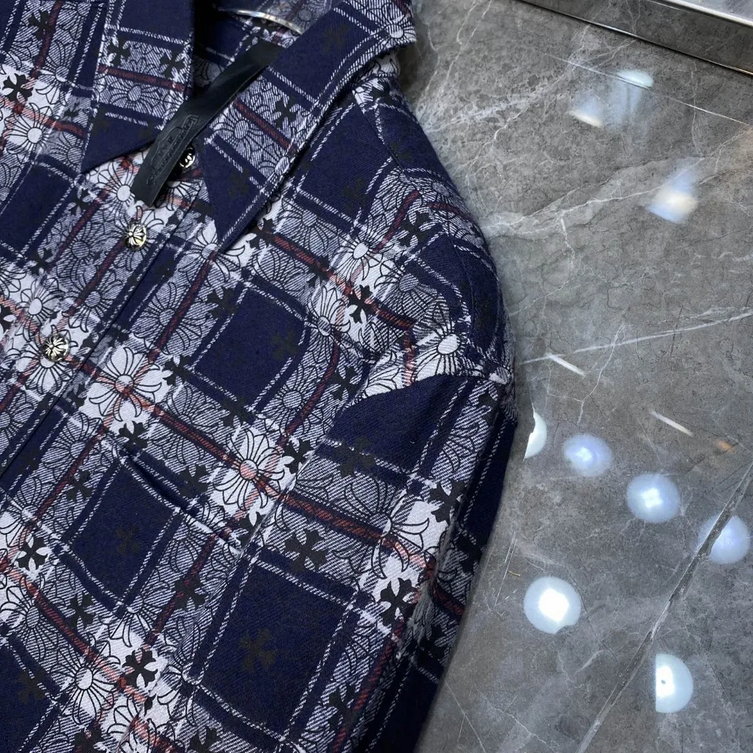 P296 Chrome Hearts 🍁Spring shirt series🍁 Spring classic patchwork leather full cross dark pattern silver button plaid shirt, whole body plaid alignment, cuffs sheepskin upper and lower alignment, original molding, customized version of bronze silver four-buttons, specially customized version of high gram weight original shirt fabric, can be worn as a jacket or as a base, a must-have clothing artifact 🌈Recommended colors: dark blue red 🌈 Size: S, M, L, XL